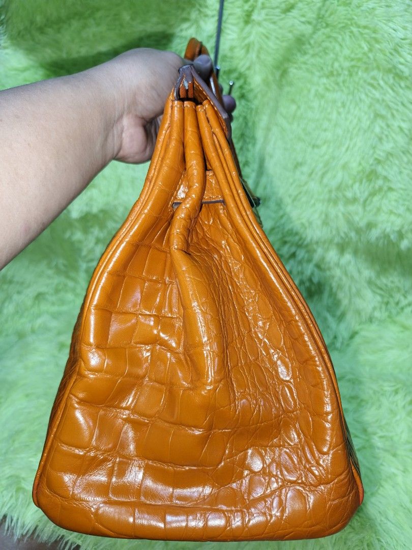 Hermes birkin bag (Category: Luxury Bags & Wallets) located in Davao. Submitted by ukaystuff07 (Listing ID 1393580619, Image 3). Description: preloved from Korean box >leather Croc skin >coded >riri under zip >very light stain but not noticeable📌📌.