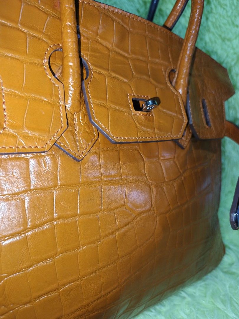 Hermes birkin bag (Category: Luxury Bags & Wallets) located in Davao. Submitted by ukaystuff07 (Listing ID 1393580619, Image 2). Description: preloved from Korean box >leather Croc skin >coded >riri under zip >very light stain but not noticeable📌📌.
