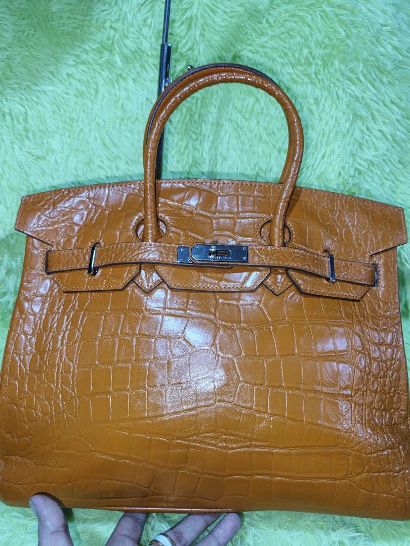 Hermes birkin bag (Category: Luxury Bags & Wallets) located in Davao. Submitted by ukaystuff07 (Listing ID 1393580619, Image 1). Description: preloved from Korean box >leather Croc skin >coded >riri under zip >very light stain but not noticeable📌📌.
