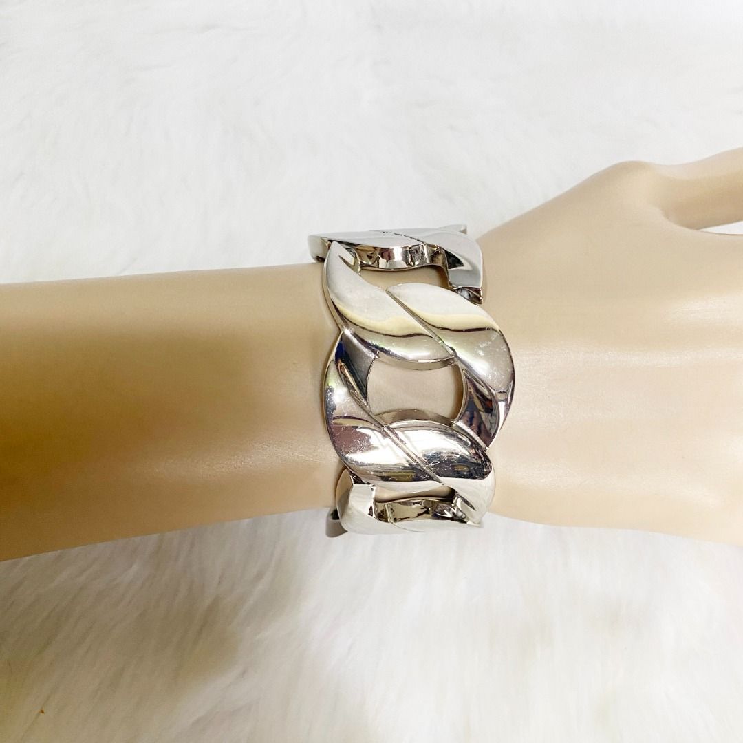 Juicy Couture Silver Chain Bangle Bracelet (Category: Bracelets) located in Cebu City. Submitted by posh_avenue888 (Listing ID 1393491106, Image 1). Description: In very good condition. From Japan. 2.5 inches diameter x 1.35 inch width. 100% authentic!!! .