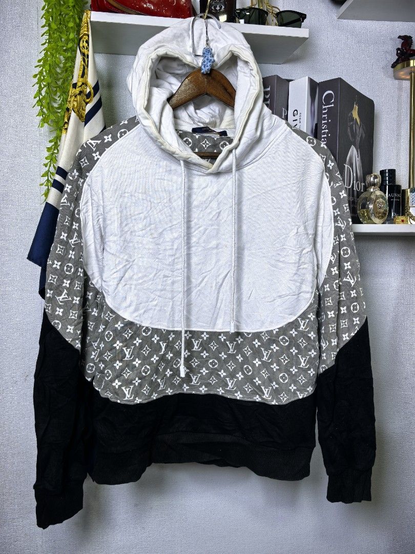 Louis Vuitton monogam hoodie (Category: Luxury Apparel) located in Baguio. Submitted by ashzachary (Listing ID 1393583069, Image 2). Description: Louis Vuitton monogam hoodie Condition :Excellent condition Color rate 10/10 Size : Medium Inches:W21/L24 No issues No flaws Super ganda sa personal Pm. More details Good quality Plsss 📌No Bogus 📌No return MOP What you see is what you get PALAWAN, CEBUNA GCASH AND BDO Reminder😊 We're selling thrifted