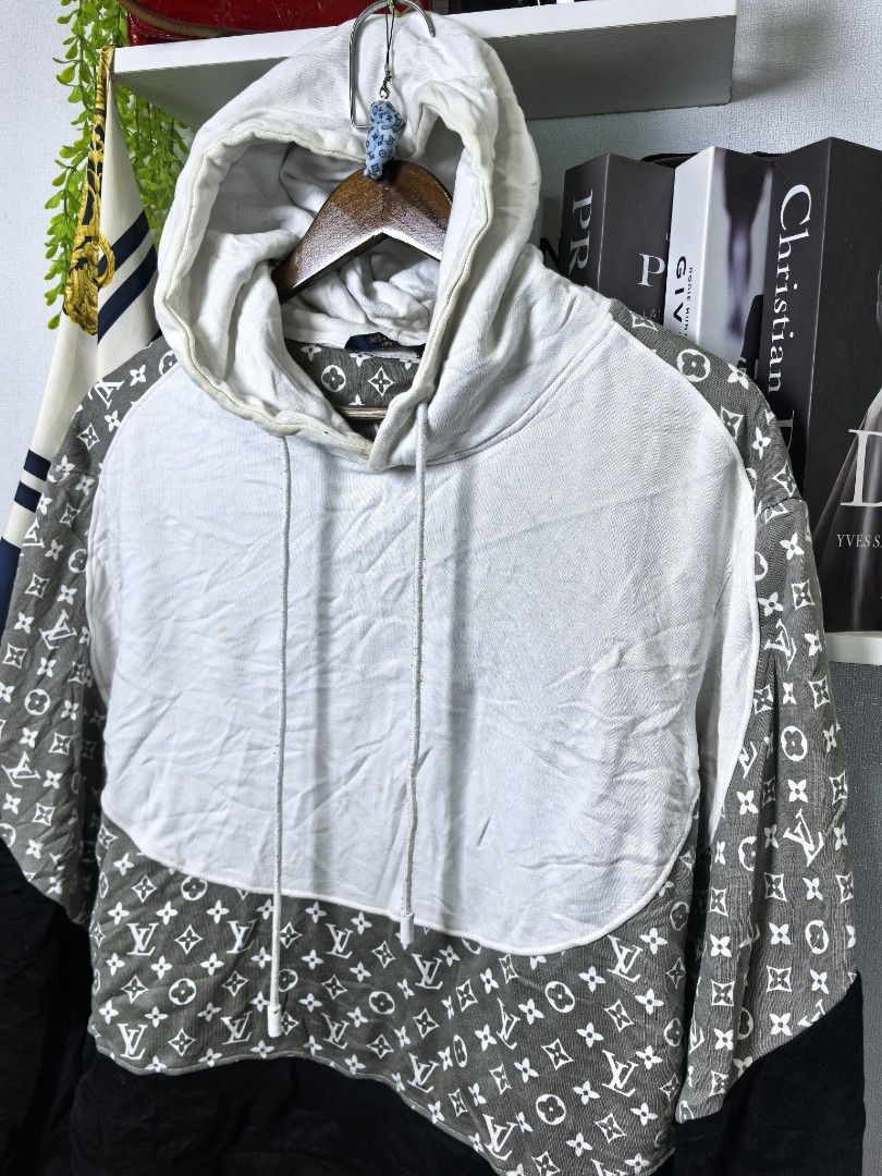 Louis Vuitton monogam hoodie (Category: Luxury Apparel) located in Baguio. Submitted by ashzachary (Listing ID 1393583069, Image 3). Description: Louis Vuitton monogam hoodie Condition :Excellent condition Color rate 10/10 Size : Medium Inches:W21/L24 No issues No flaws Super ganda sa personal Pm. More details Good quality Plsss 📌No Bogus 📌No return MOP What you see is what you get PALAWAN, CEBUNA GCASH AND BDO Reminder😊 We're selling thrifted