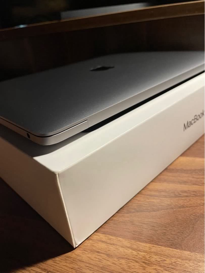 Macbook Pro 13 in M1 256 GB (Category: Laptops & Notebooks) located in Makati City. Submitted by sonny2894 (Listing ID 1393595930, Image 3). Description: .