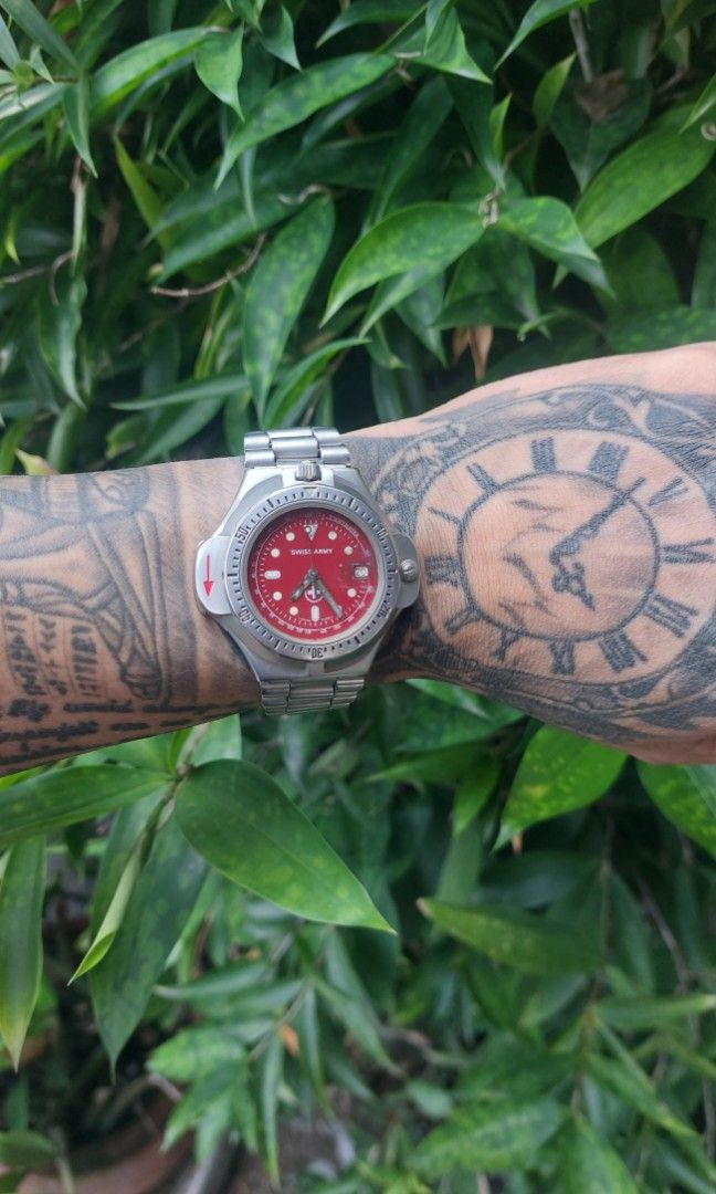 Rare Swiss Army Compass Watch (Category: Men's Watches) located in Lubao. Submitted by 23dang (Listing ID 1393617384, Image 1). Description: Rare Vintage Swiss Army Texswiss Dual Compass Quartz Military Red dial Men’s Watch Movement: Swiss Quartz Size:47mm issue: mga markings lang sa dial bukod don all goods po sya.