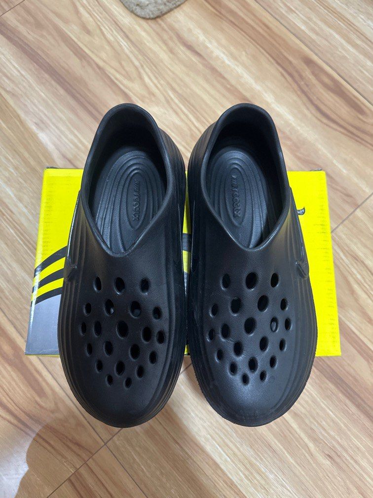 RUBBER SHOES FOR SALE (Category: Casual Shoes) located in Manila. Submitted by mingmingtsu_ (Listing ID 1393496195, Image 2). Description: With box no signs of usage Men shoes size 42-43 Can be worm 40-41 men .