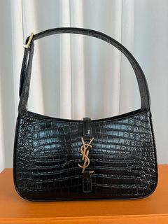 (Category: ) located in . Submitted by bagsandshoesmanymore (Listing ID 1393509238, Image 1). Description: .
