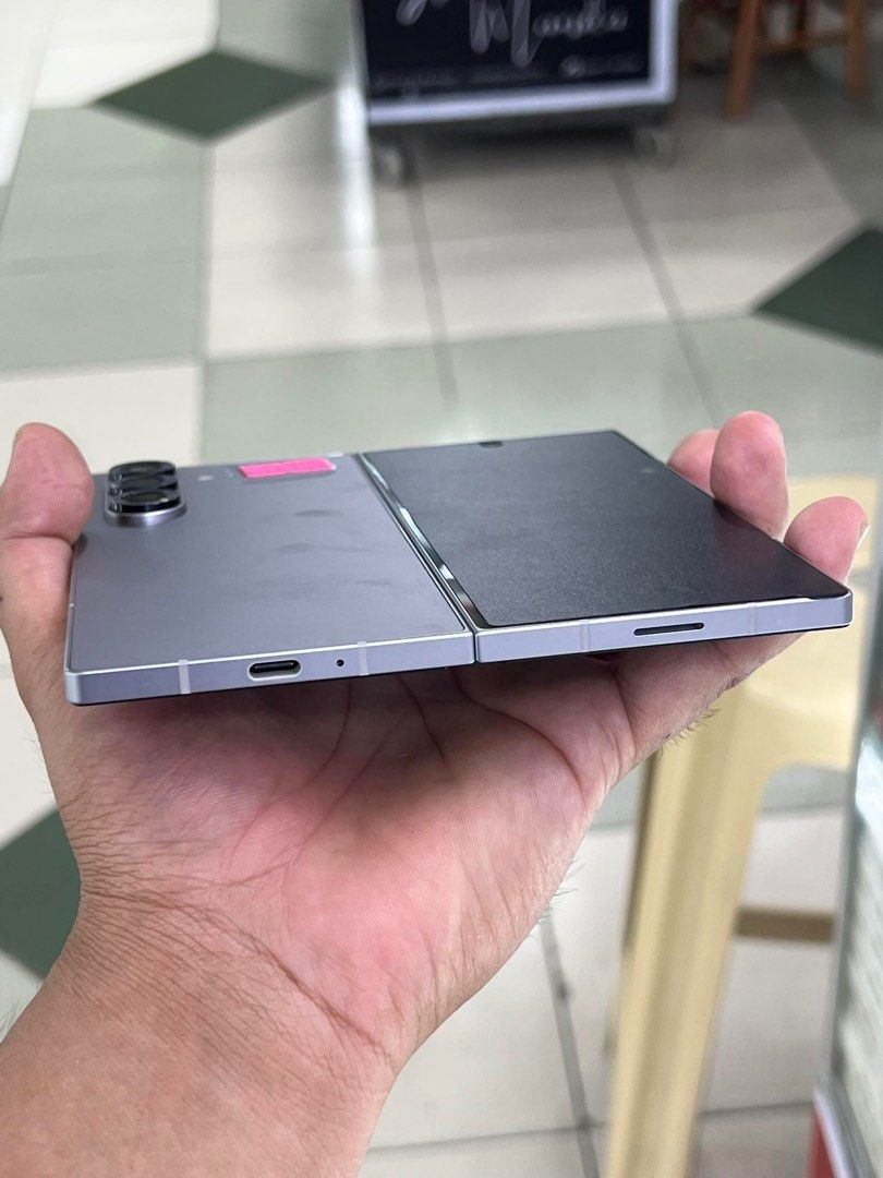 SAMSUNG FOLD 6 256GB OPENLINE COMPLETE WITH CASE (Category: Samsung) located in San Juan City. Submitted by dokiee2001 (Listing ID 1393602872, Image 2). Description: Samsung z fold 6 256GB OPENLINE COMPLETE WITH FREE CASE OPEN FOR SWAP MEET UP HALF WAY/ OPEN FOR COD VIA PERSONAL RIDER MODE OF PAYMENT CASH/GCASH/ BANK TRANSFER/GGIVES.