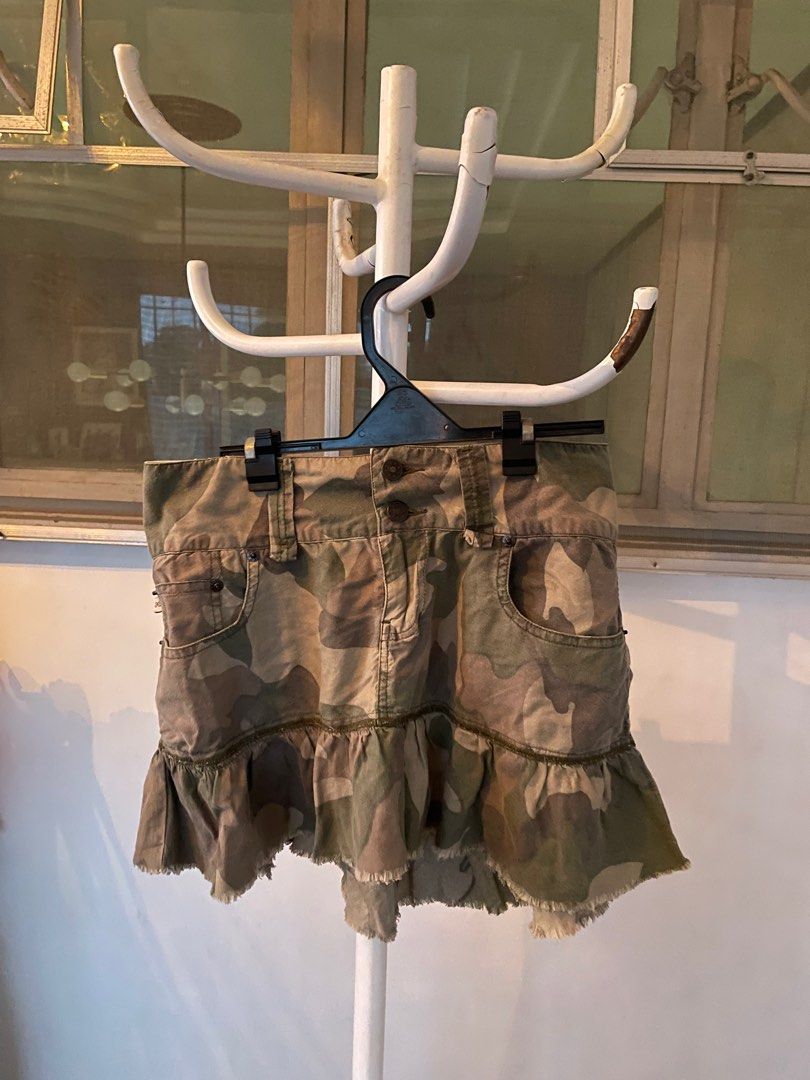 Y2k camouflage mini skirt (Category: Skirts) located in Manila. Submitted by azishops (Listing ID 1393539886, Image 1). Description: Size: small Never used Rfs: decluttering Pay as you order Mop: gcash/maya Shipping: lalamove (same day), j&t delivery once a week, shouldered by buyer.
