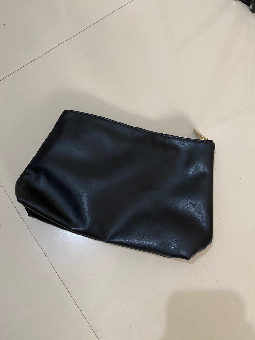 YSL Black Pouch (Category: Luxury Bags & Wallets) located in Lucena. Submitted by catherineluces18 (Listing ID 1393535673, Image 2). Description: ♾️ no flaws ♾️need wash ♾️ zipper's working ♾️ very good condition 🎀 COLOR MAY VARY DUE TO LIGHTING. 🎀 PRE-LOVED/UKAY from SOUTH 🇰🇷..