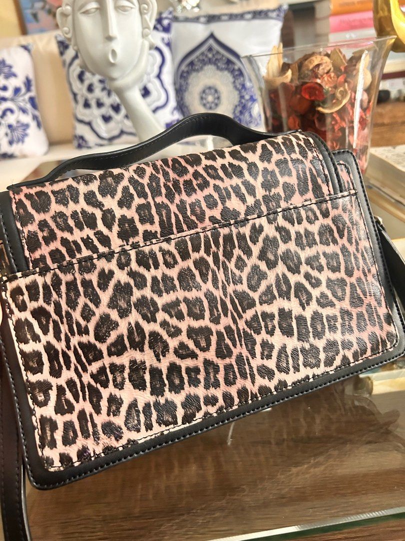 💯% Authentic Decke Two-way Leather Bag (Category: Luxury Bags & Wallets) located in Paranaque City. Submitted by luxehuntsmla.bymari (Listing ID 1390262383, Image 3). Description: 💯% Authentic Decke Two-way Leather Bag 🔸8.5/10 🔸Hardly noticeable fading under the flap area of the bag 🔸Hardware still in very good condition 🔸No rips or foul smell 🔸Perfect to elevate any simple outfit 😊🫶🏻 🤍 Php 1800 only 🔘🔘🔘 All items posted are guarant