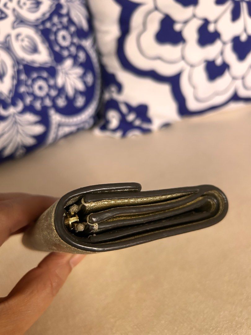 💯% Authentic Tory Burch Kira Crinkle Short Flap Wallet (Category: Luxury Bags & Wallets) located in Paranaque City. Submitted by luxehuntsmla.bymari (Listing ID 1390299436, Image 3). Description: 💯% Authentic Tory Burch Kira Crinkle Short Flap Wallet 🔸8.5/10 🔸Fading gold on the surface 🔸Hardware: 8/10 🔸No rips or foul smell 🔸Features: 1 coin case 1 bill compartment 8 card slots 🤍 Php 1700 only 🔘🔘🔘 All items posted are guaranteed authen