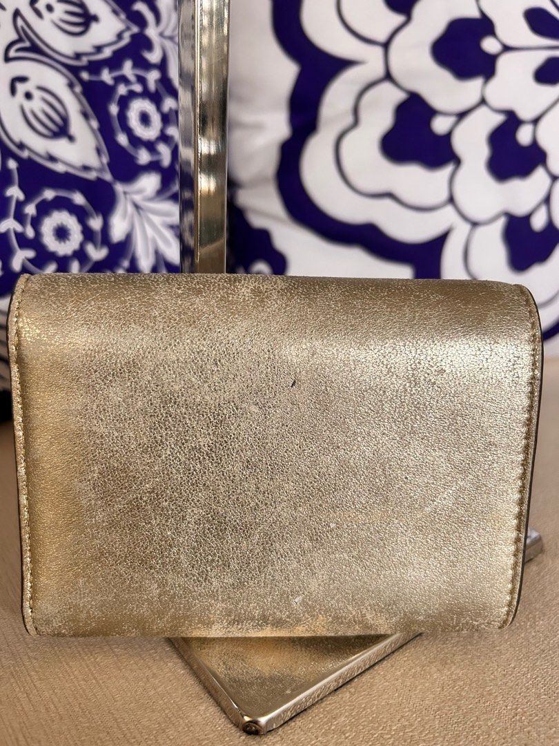 💯% Authentic Tory Burch Kira Crinkle Short Flap Wallet (Category: Luxury Bags & Wallets) located in Paranaque City. Submitted by luxehuntsmla.bymari (Listing ID 1390299436, Image 2). Description: 💯% Authentic Tory Burch Kira Crinkle Short Flap Wallet 🔸8.5/10 🔸Fading gold on the surface 🔸Hardware: 8/10 🔸No rips or foul smell 🔸Features: 1 coin case 1 bill compartment 8 card slots 🤍 Php 1700 only 🔘🔘🔘 All items posted are guaranteed authen