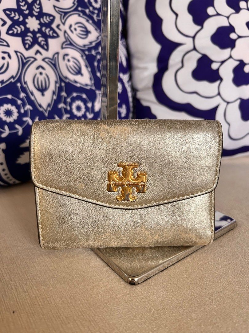 💯% Authentic Tory Burch Kira Crinkle Short Flap Wallet (Category: Luxury Bags & Wallets) located in Paranaque City. Submitted by luxehuntsmla.bymari (Listing ID 1390299436, Image 1). Description: 💯% Authentic Tory Burch Kira Crinkle Short Flap Wallet 🔸8.5/10 🔸Fading gold on the surface 🔸Hardware: 8/10 🔸No rips or foul smell 🔸Features: 1 coin case 1 bill compartment 8 card slots 🤍 Php 1700 only 🔘🔘🔘 All items posted are guaranteed authen