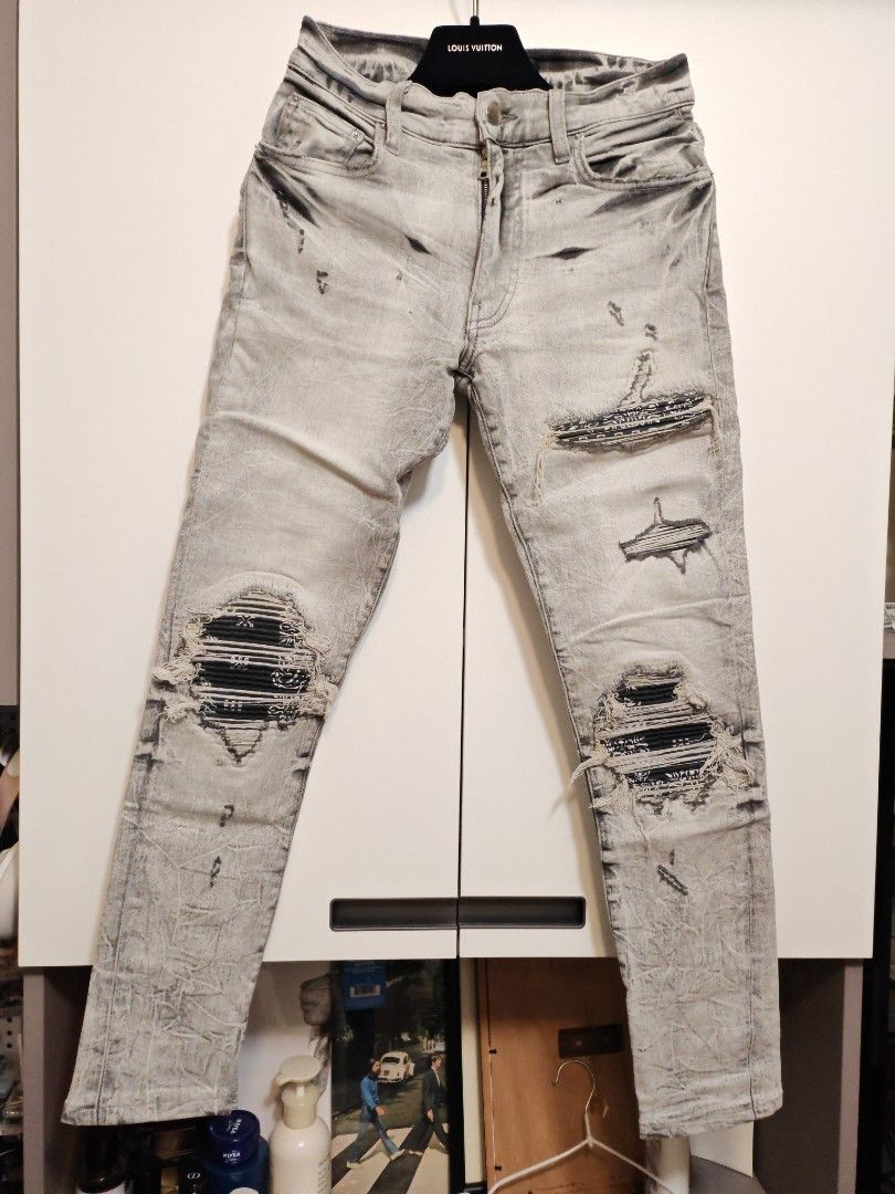 Amiri Distressed Jeans Size 29 （分類：牛仔褲）位於 Hong Kong。 由 oa0711 提交（商品編號 1390376498，圖片 1）。簡介： 。