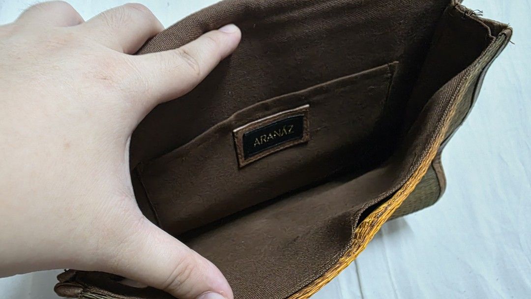 Aranaz pouch (Category: Purses & Pouches) located in Quezon City. Submitted by likhaniluntian (Listing ID 1390370296, Image 3). Description: DECLUTTERING FOR 350 PESOS MOP: Gcash/BPI MOD: SDD/J&T.