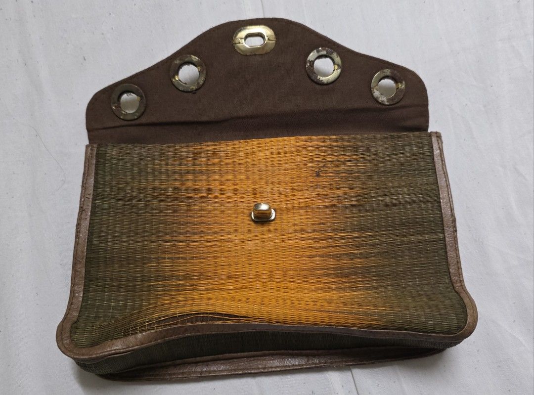 Aranaz pouch (Category: Purses & Pouches) located in Quezon City. Submitted by likhaniluntian (Listing ID 1390370296, Image 2). Description: DECLUTTERING FOR 350 PESOS MOP: Gcash/BPI MOD: SDD/J&T.