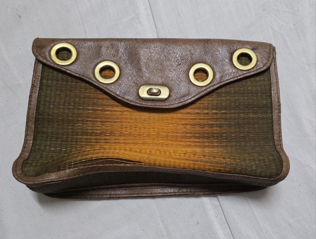 Aranaz pouch (Category: Purses & Pouches) located in Quezon City. Submitted by likhaniluntian (Listing ID 1390370296, Image 1). Description: DECLUTTERING FOR 350 PESOS MOP: Gcash/BPI MOD: SDD/J&T.