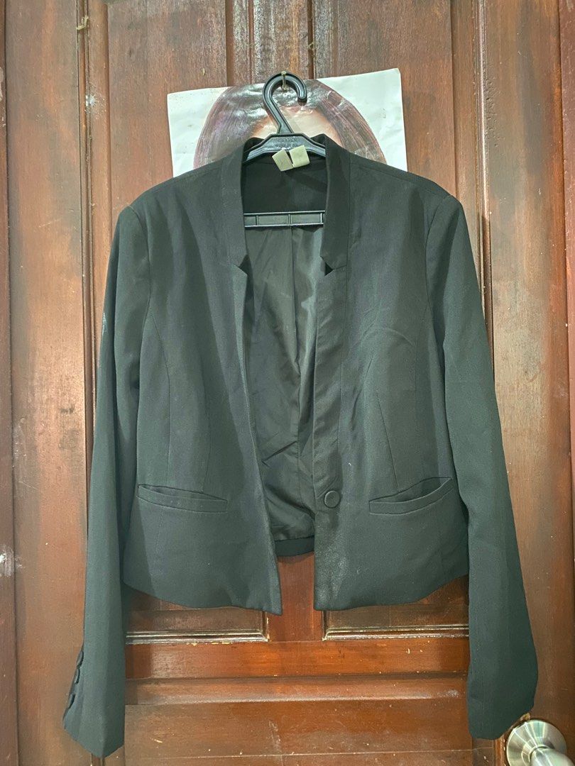 Black Blazer Small (Category: Coats, Jackets and Outerwear) located in Cebu City. Submitted by karent3000 (Listing ID 1390258839, Image 2). Description: Needs wash, no when worn.