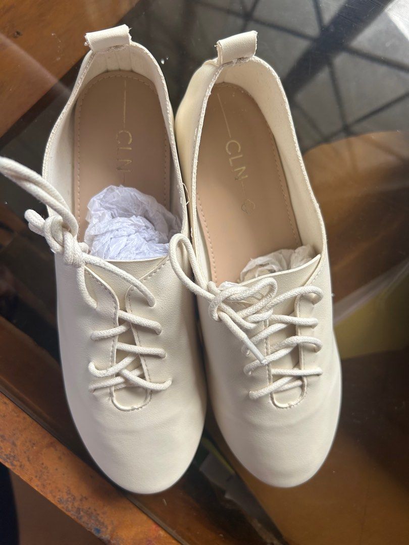 CLN flat shoes dirty white (Category: Sneakers) located in Polangui. Submitted by joycehaul (Listing ID 1390235056, Image 3). Description: Brandnew Never been used CLN SIZE 37.