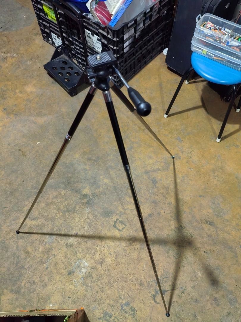 Compact Camera Tripod (Category: Tripods & Monopods) located in Cebu City. Submitted by dudes_villanueva (Listing ID 1390272660, Image 2). Description: Compact Camera Tripod 8 section 📌Brand New with Case 📌Max Height: 40 inches.