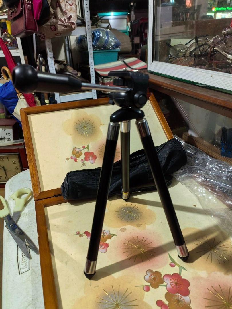 Compact Camera Tripod (Category: Tripods & Monopods) located in Cebu City. Submitted by dudes_villanueva (Listing ID 1390272660, Image 1). Description: Compact Camera Tripod 8 section 📌Brand New with Case 📌Max Height: 40 inches.