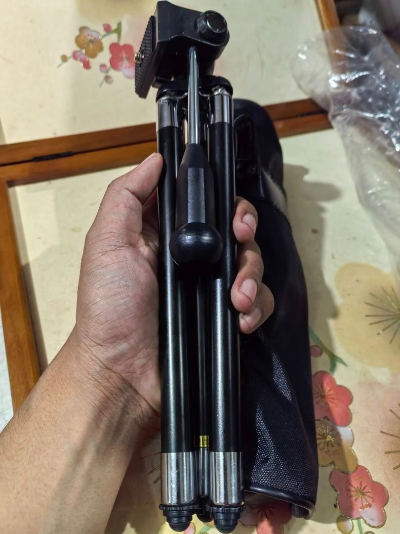 Compact Camera Tripod (Category: Tripods & Monopods) located in Cebu City. Submitted by dudes_villanueva (Listing ID 1390272660, Image 3). Description: Compact Camera Tripod 8 section 📌Brand New with Case 📌Max Height: 40 inches.