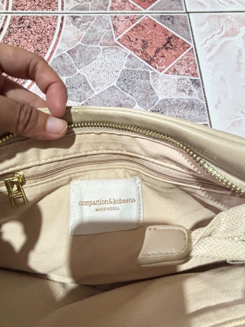 Companion and kobeena (Category: Shoulder Bags) located in Taguig. Submitted by isaiahnv (Listing ID 1390305348, Image 2). Description: .