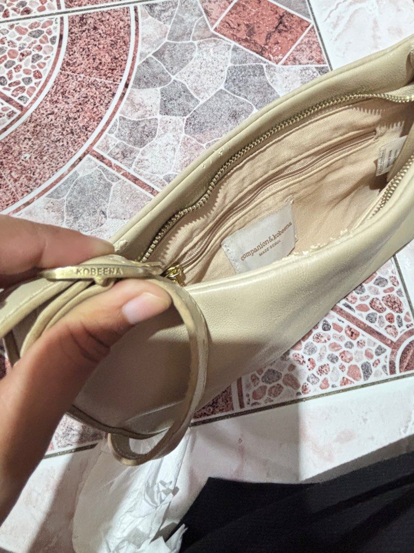 Companion and kobeena (Category: Shoulder Bags) located in Taguig. Submitted by isaiahnv (Listing ID 1390305348, Image 1). Description: .