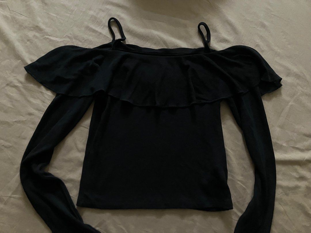 Forever 21 knit off shoulder - black, long sleeves (Category: Others Tops) located in Quezon City. Submitted by attemptingtodeclutter (Listing ID 1390282863, Image 2). Description: .