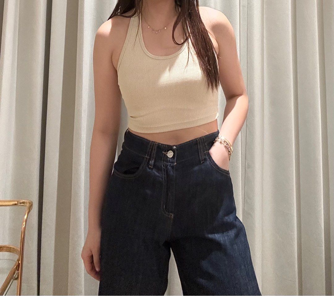 H&M Cropped beige halter top (Category: Sleeveless) located in Manila. Submitted by kimbokjoo97 (Listing ID 1390347859, Image 1). Description: .