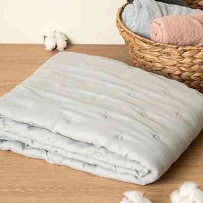 HOTEL QUALITY COMFORTER SOFT QUILTED BLANKET 100*150cm (Category: Bedding & Towels) located in Makati City. Submitted by itsgabistar (Listing ID 1380745598, Image 3). Description: Microfiber filling 100% Hypoallergenic soft, high quality, lightweight, and is good for the skin Store Hour • Open Daily from 8am to 5pm Mode of payment • GCash Only Courier Delivery: • J&T / Lalamove (shouldered by the buyer) Welcome! Our product shipping from Korea di