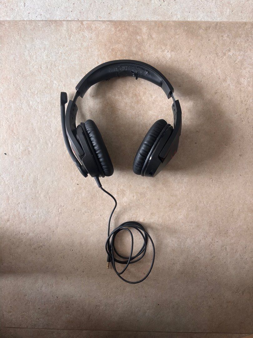 HyperX Cloud Stinger (Category: Headphones & Headsets) located in Singapore. Submitted by theflipgame (Listing ID 1390294374, Image 1). Description: - Black gaming headphones - Wired connection - Built-in microphone - Headband shows wear and tear - Earcups in good condition - Intact cable.