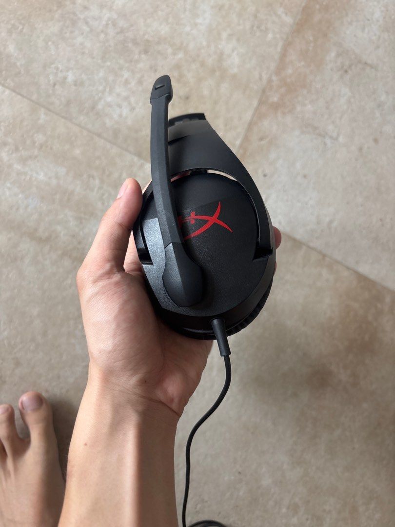 HyperX Cloud Stinger (Category: Headphones & Headsets) located in Singapore. Submitted by theflipgame (Listing ID 1390294374, Image 2). Description: - Black gaming headphones - Wired connection - Built-in microphone - Headband shows wear and tear - Earcups in good condition - Intact cable.