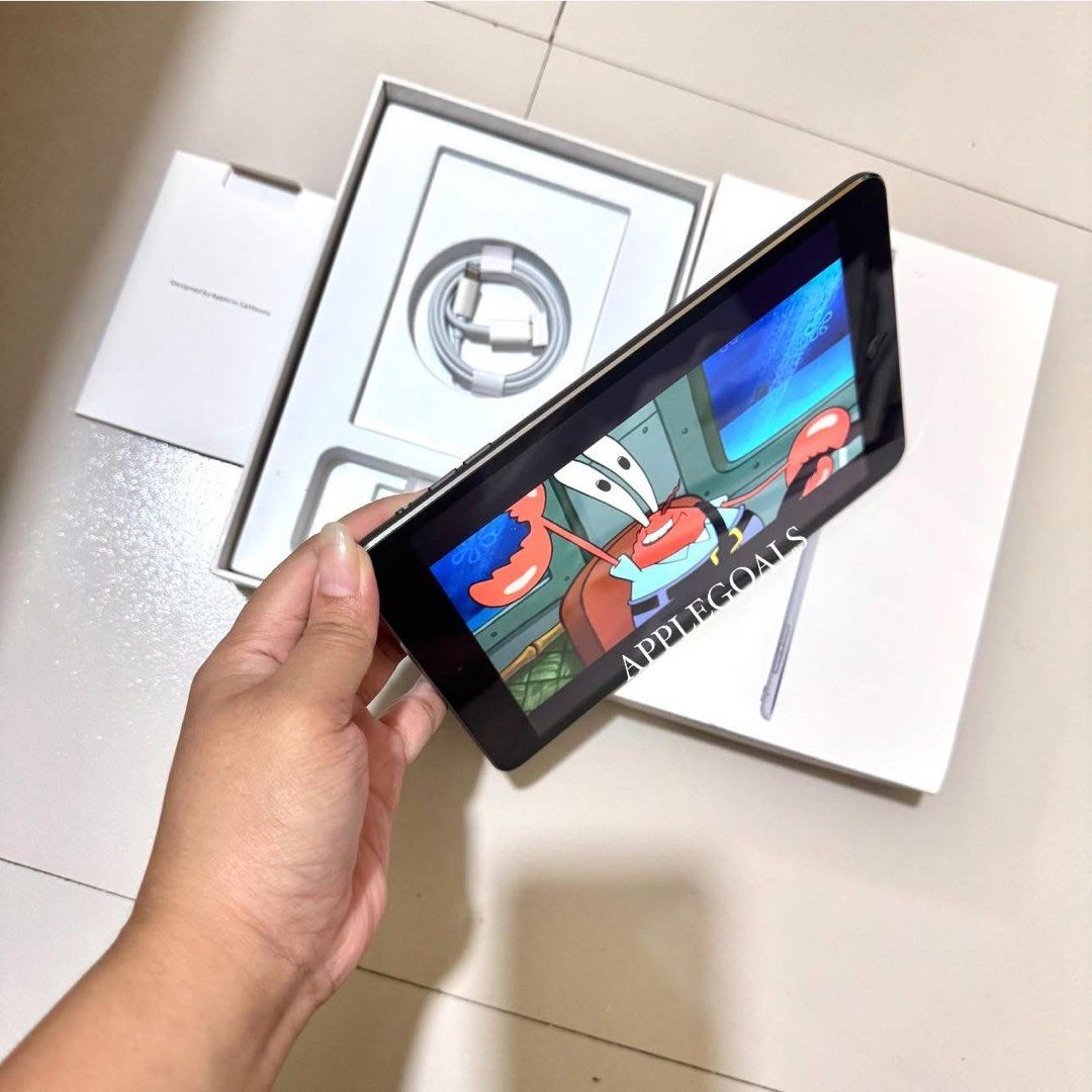 iPad Mini 2 (Category: iPad) located in Manila. Submitted by mercedgret74092 (Listing ID 1390255439, Image 3). Description: For sale iPad mini 2 32gb Wifi only 32gb storage No dents nor scratches US variant Inclusions: 20w charger set Box Location: Abad santos manila.