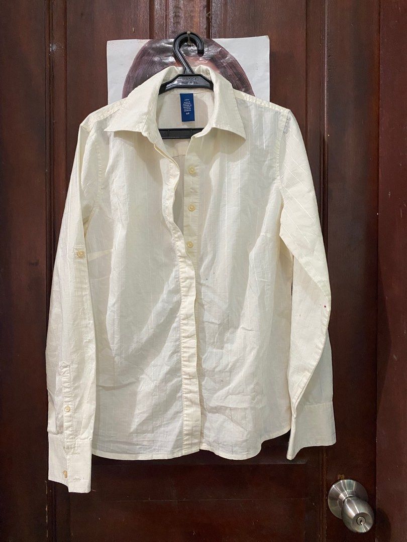 Izod Long Sleeve Small (Category: Longsleeves) located in Cebu City. Submitted by karent3000 (Listing ID 1390258696, Image 1). Description: Needs wash, no when worn.