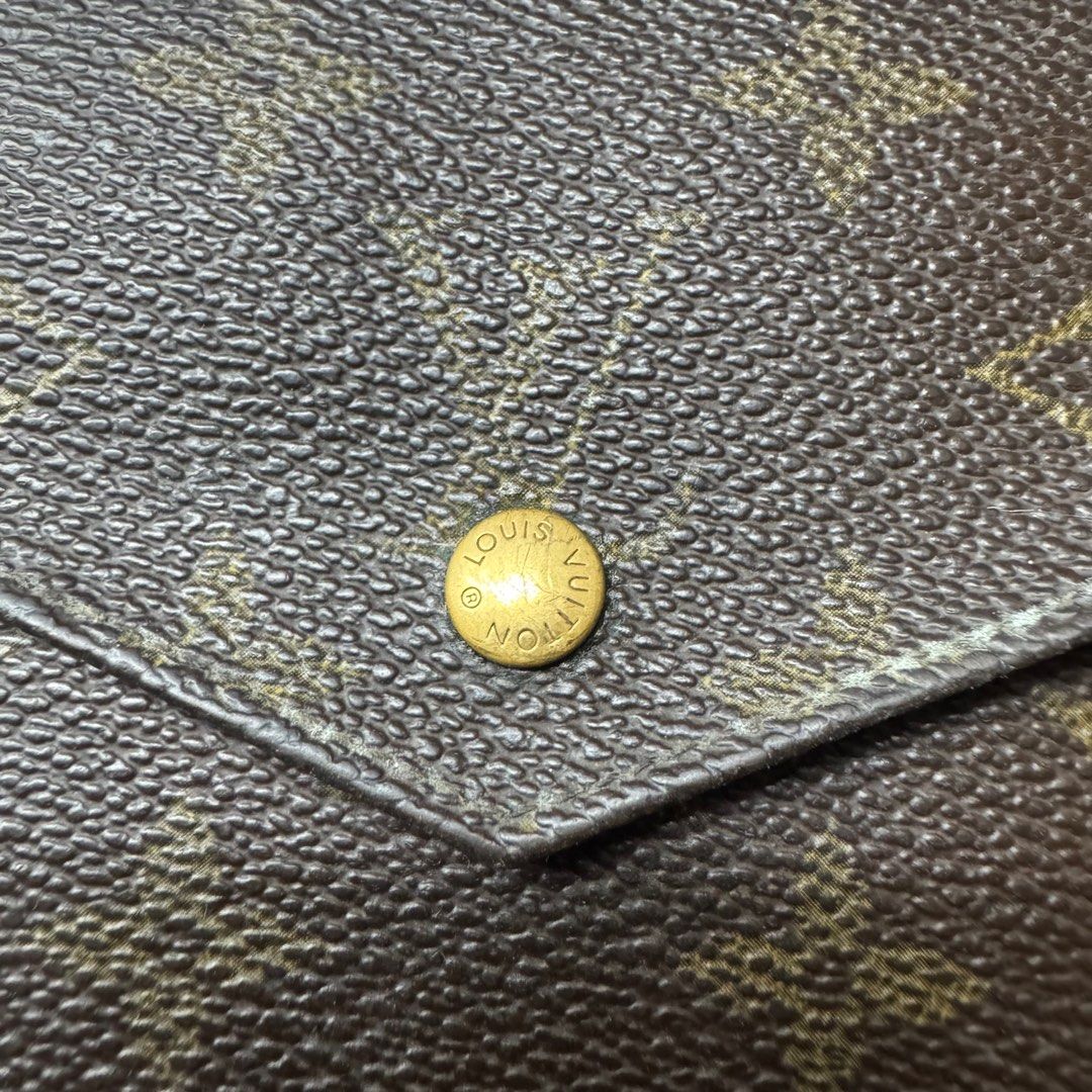 Louis Vuitton LV preloved wallet (Category: Wallets & Card holders) located in Tigbauan. Submitted by declaitter (Listing ID 1390358962, Image 3). Description: Pre-loved Louis Vuitton wallet See photos for signs of use Message for detailed photos.