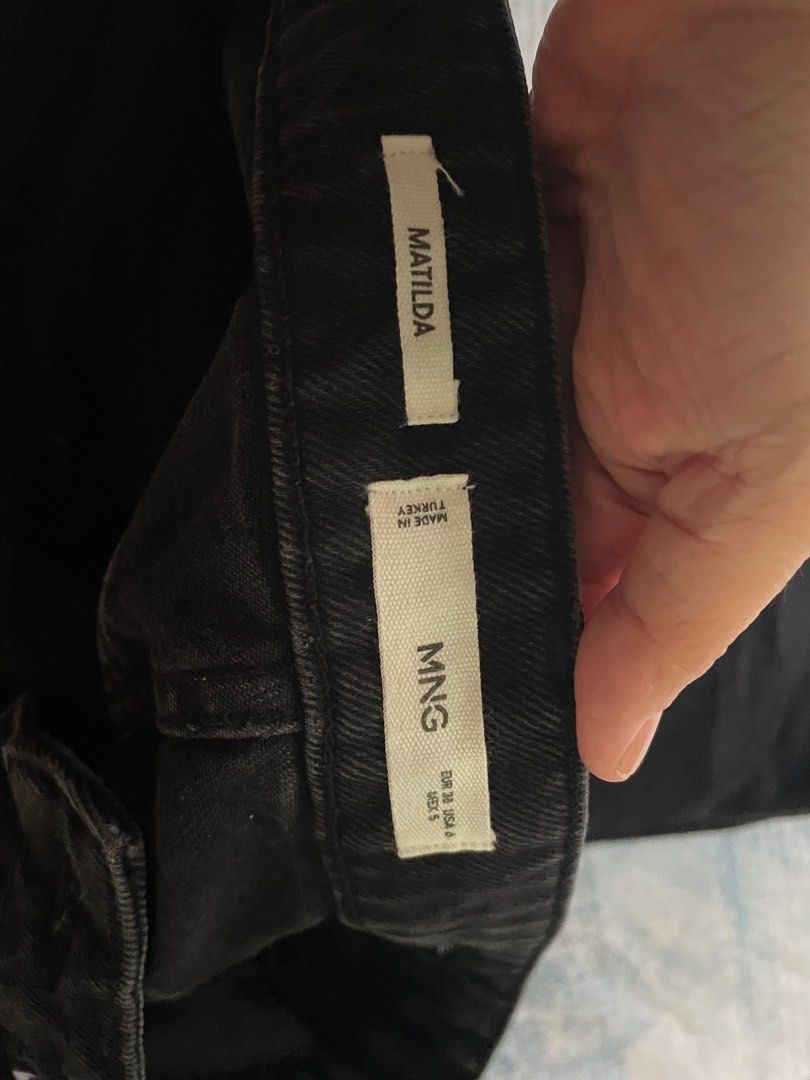 Mango MNG Matilda Medium Rise Straight Jeans (Category: Jeans) located in Taytay. Submitted by zipzyzan (Listing ID 1390236132, Image 2). Description: Black Used once.