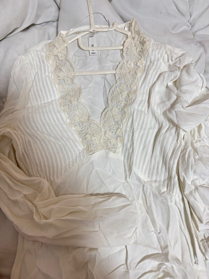 white flowy blouse lace longsleeves (Category: Blouses) located in Cainta. Submitted by audieu (Listing ID 1390307477, Image 2). Description: bought from mango podium white lace kinda silk material longsleeves fits xs-small rfs: never worn, not my style.