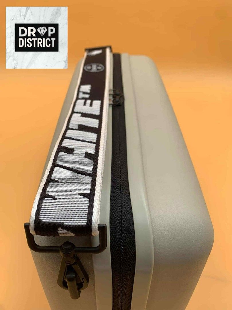 OFF WHITE x AMORE PACIFIC Box Bag (Category: Luxury Bags & Wallets) located in Rosales. Submitted by _dropdistrict (Listing ID 1390351618, Image 3). Description: Excellent Condition ✅ Authentic 💯 (no cosmetics included).