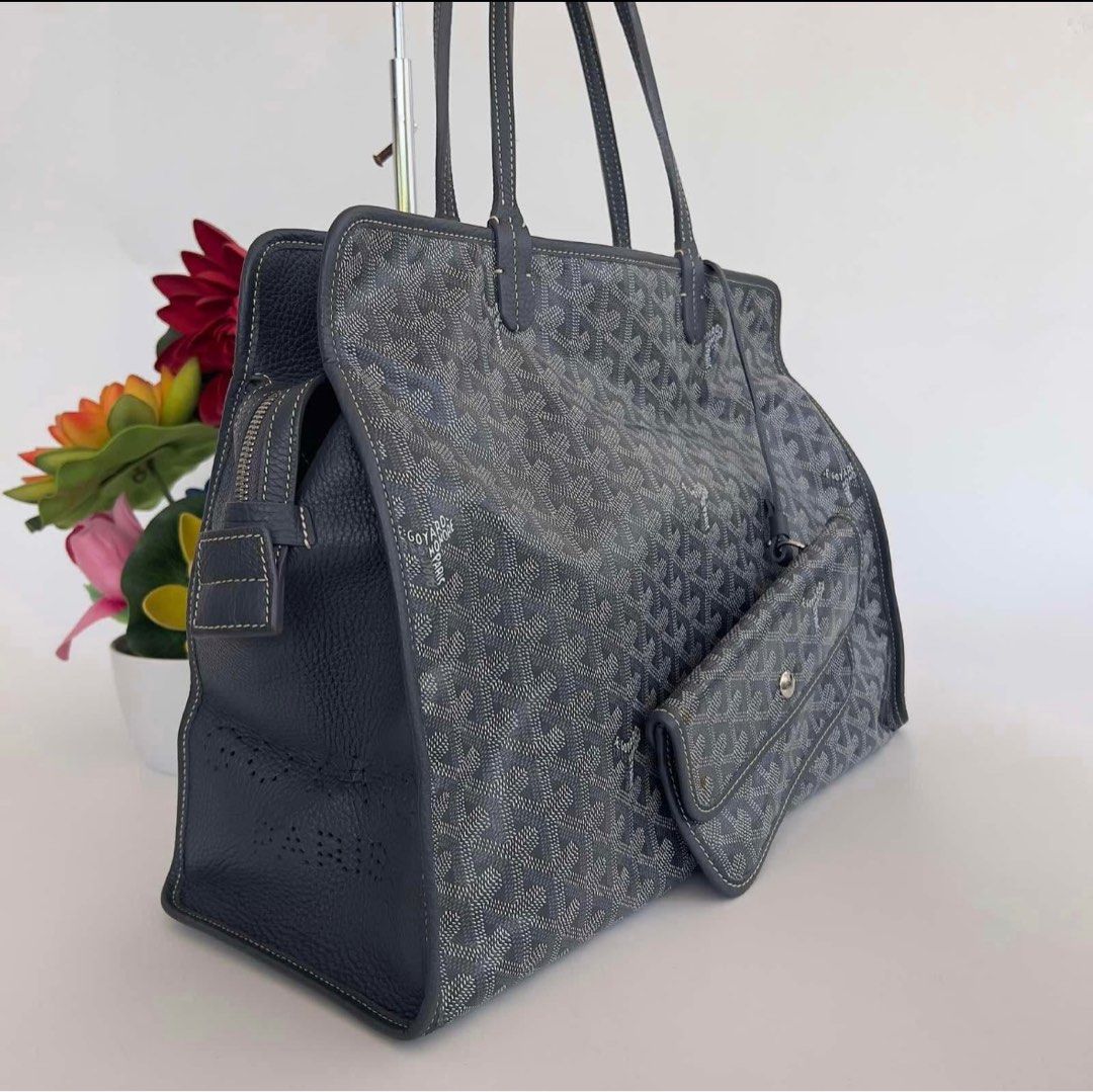 Goyard Gray Sac Hardy 💕 (Category: Luxury Bags & Wallets) located in Pasig City. Submitted by iamloveluxe (Listing ID 1390331992, Image 2). Description: Authentic w/authenticity card Excellent Condition.