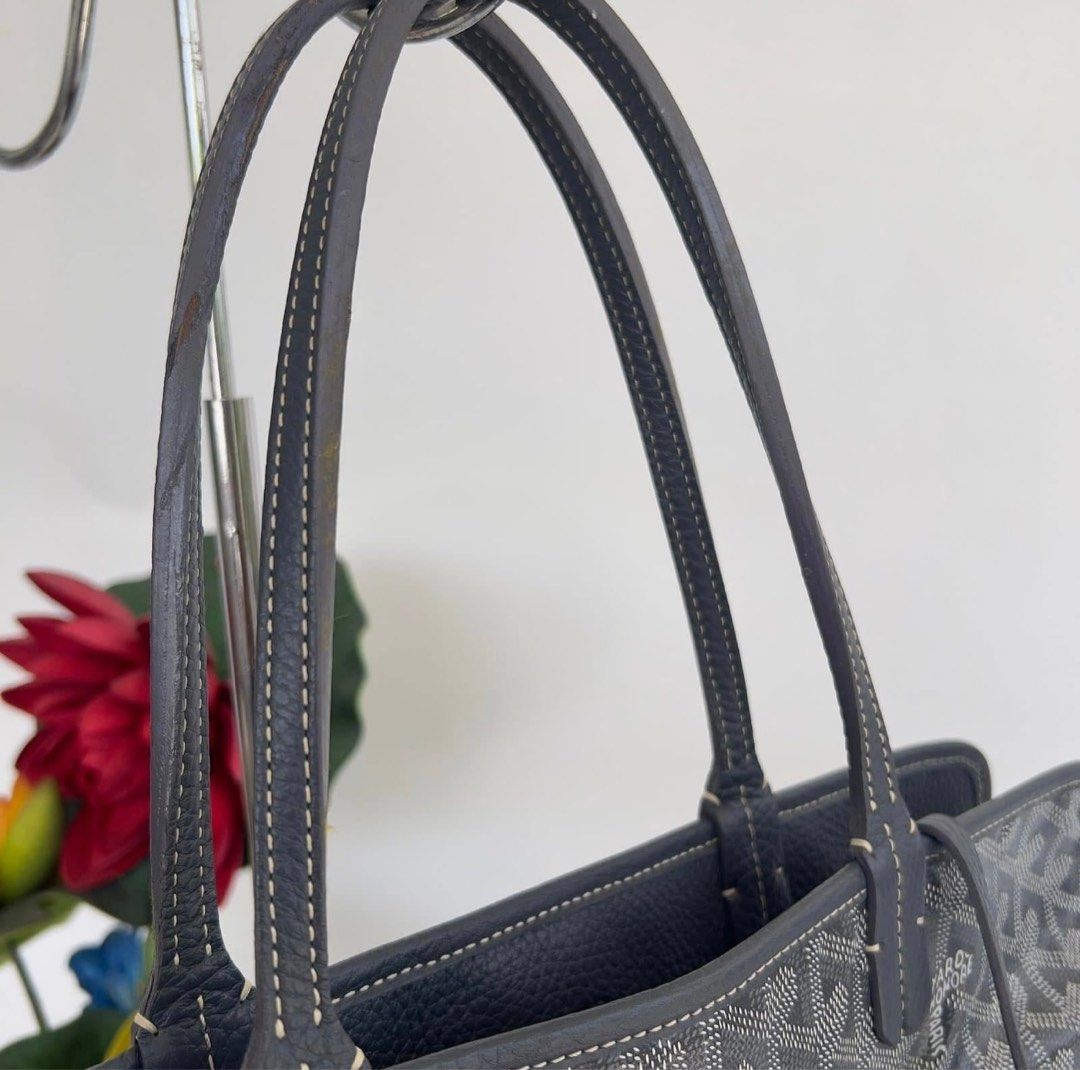 Goyard Gray Sac Hardy 💕 (Category: Luxury Bags & Wallets) located in Pasig City. Submitted by iamloveluxe (Listing ID 1390331992, Image 3). Description: Authentic w/authenticity card Excellent Condition.