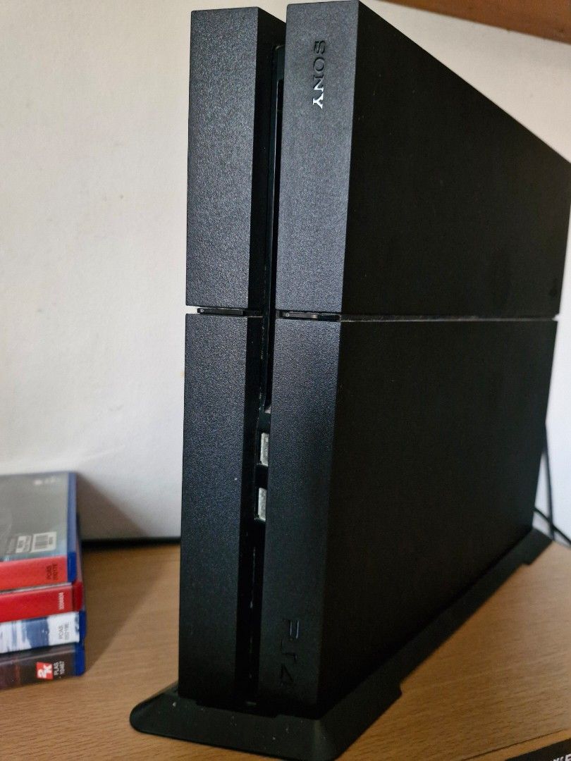 PS4 500GB (Category: PlayStation) located in Bacoor. Submitted by datsun240 (Listing ID 1390228363, Image 2). Description: Please read! Not jailbreak Never been opened and never been repaired With 2 controllers and stand 1.Black (defective need battery change) 2.Silver ok Included 4 games 1.NBA 2k 2. God of war remastered 3. God of war Ragnarok 4. God of war Fix 8k pick Molino 7 Bacoor or via lalamove.
