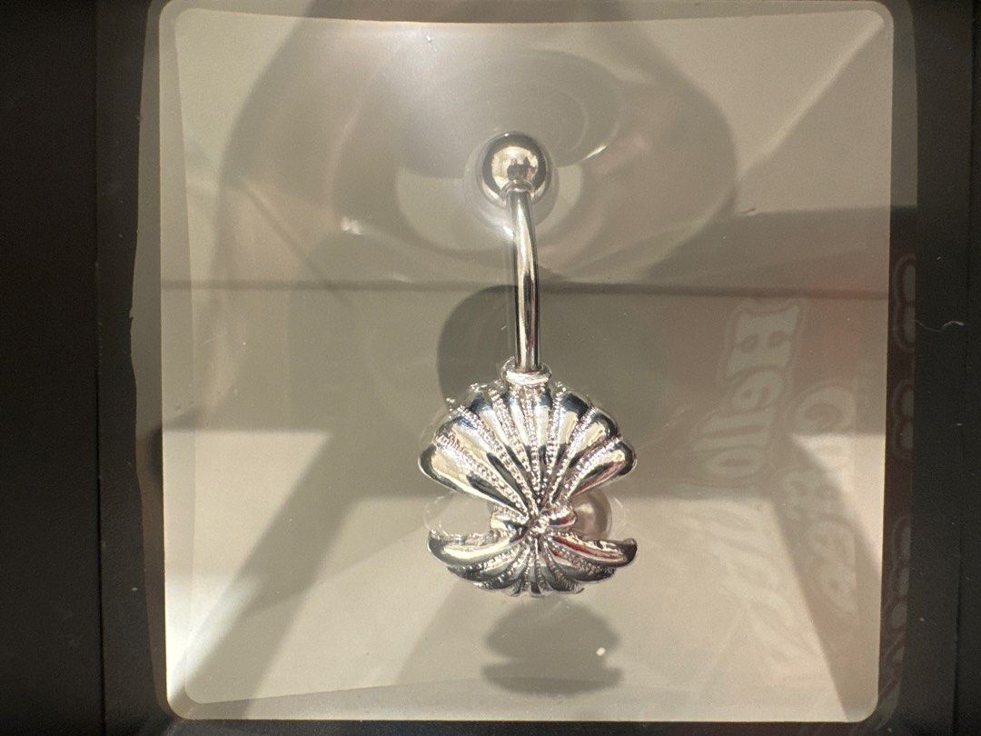 Shell Belly Button Ring （分類：鑽飾）位於 Hong Kong。 由 barbie1999 提交（商品編號 1390377545，圖片 2）。簡介： Belly button ring features a shell design with a pearl and colorful gems. 。