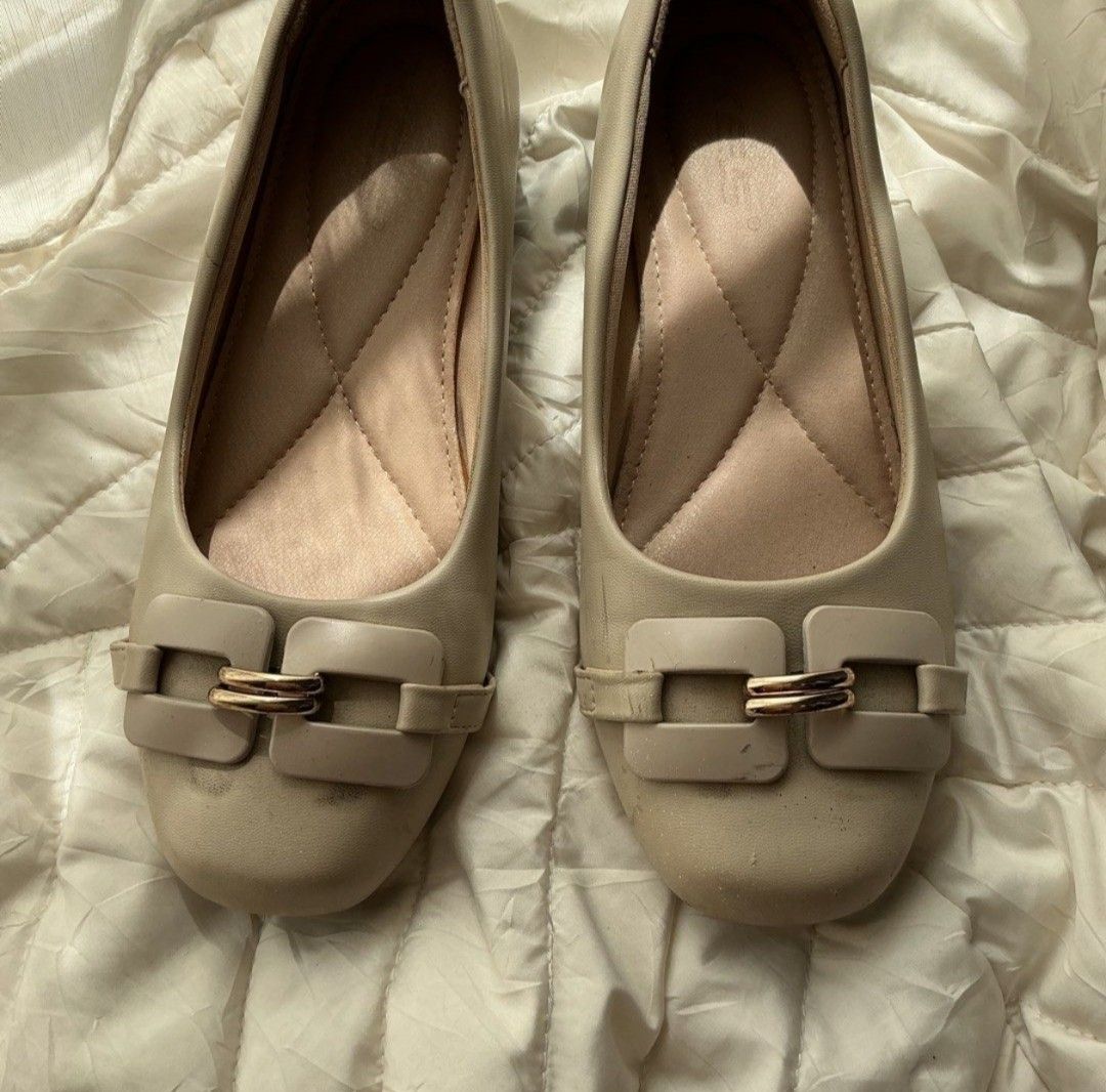 square toe pump (Category: Flats) located in Kuala Lumpur. Submitted by hryarsnne (Listing ID 1390400161, Image 2). Description: dm me if youre interested no return no refund.