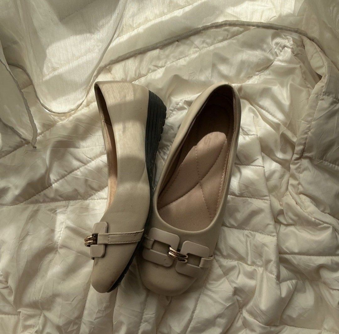 square toe pump (Category: Flats) located in Kuala Lumpur. Submitted by hryarsnne (Listing ID 1390400161, Image 3). Description: dm me if youre interested no return no refund.