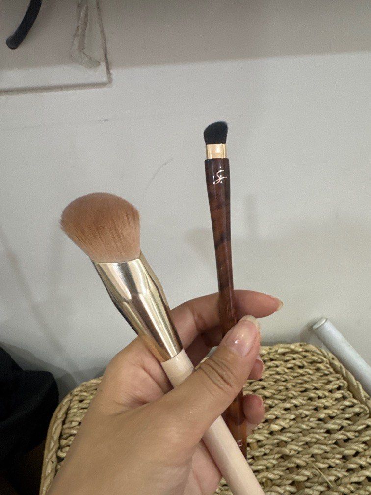 Strokes and ovw brush (Category: Makeup) located in Quezon City. Submitted by destashingmycloset (Listing ID 1390257548, Image 1). Description: .