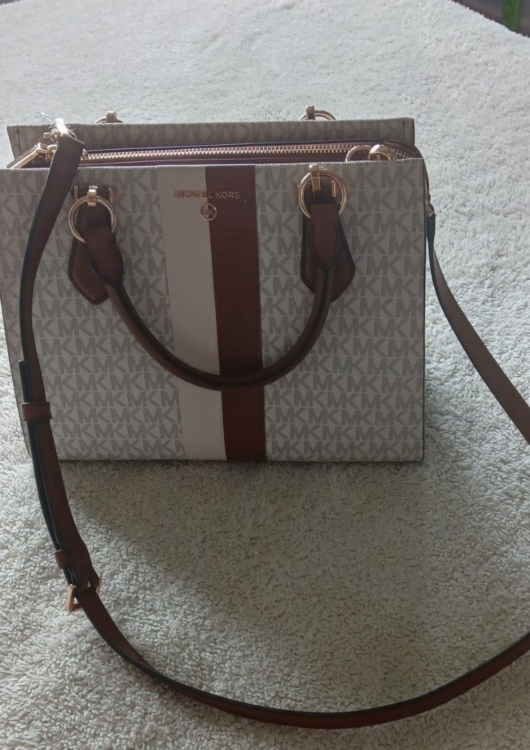 Two Way Authentic Michael Kors Marilyn Satchel Bag (Category: Shoulder Bags) located in San Fernando. Submitted by rizdgr (Listing ID 1390302613, Image 1). Description: Two Way MK satchel two way bag Medium Size Brandnew Authentic ship feeto be shouldered by the buyer pm me.