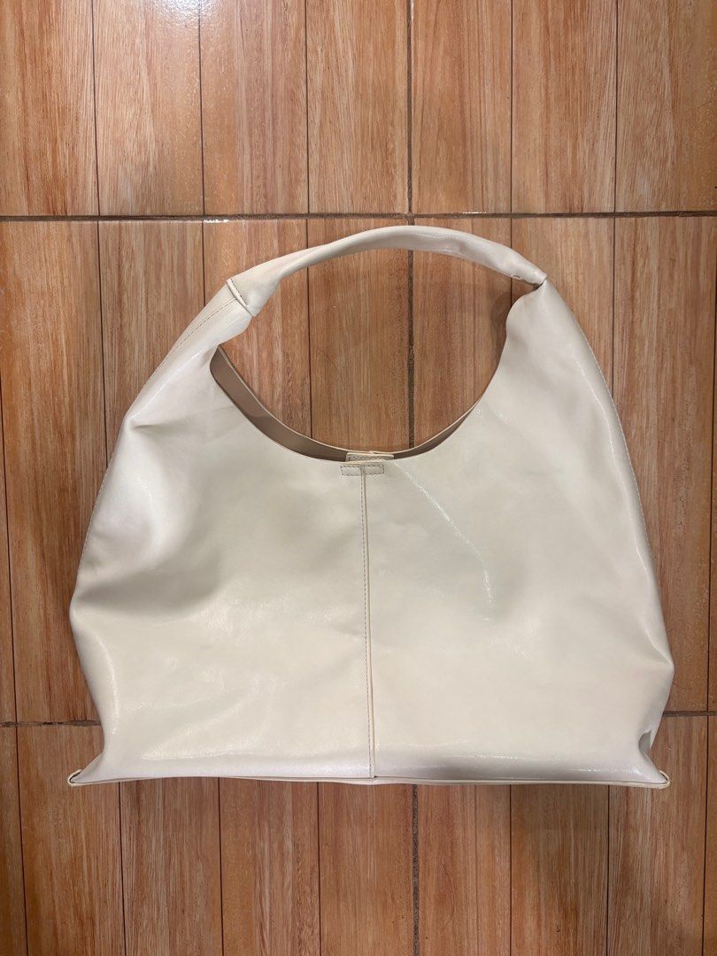 White leather hobo tote bag (Category: Tote Bags) located in Polangui. Submitted by poceddeclutters (Listing ID 1390250956, Image 1). Description: Leather lining Magnet closure Only minor signs of use Can fit a 13-inch macbook.