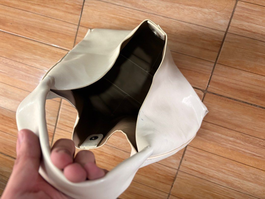 White leather hobo tote bag (Category: Tote Bags) located in Polangui. Submitted by poceddeclutters (Listing ID 1390250956, Image 3). Description: Leather lining Magnet closure Only minor signs of use Can fit a 13-inch macbook.