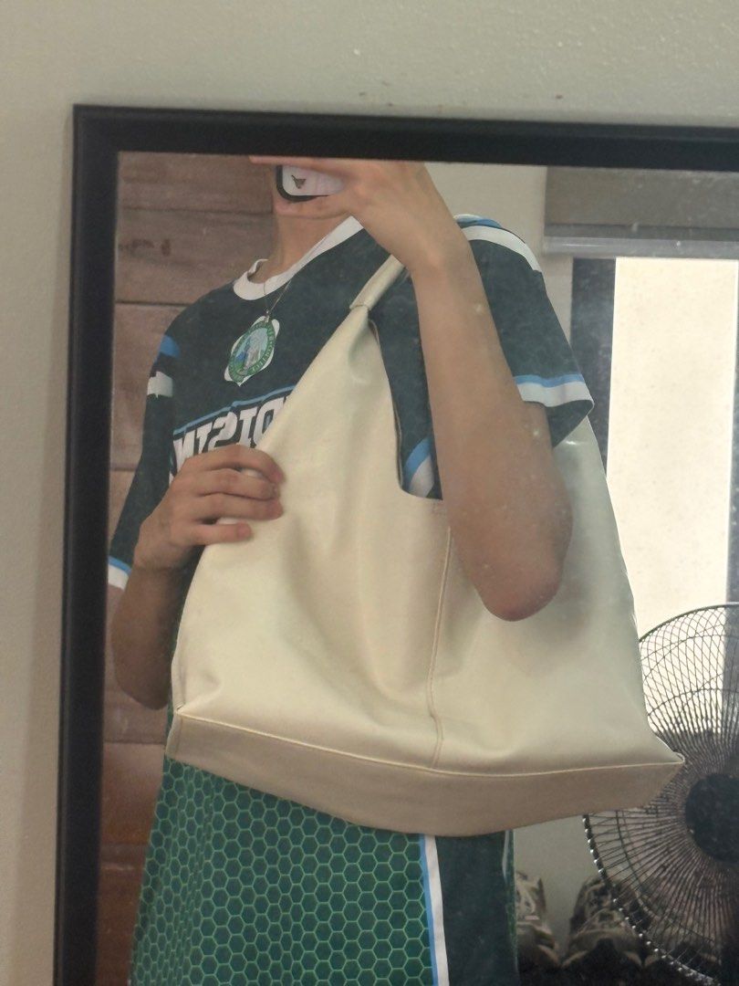 White leather hobo tote bag (Category: Tote Bags) located in Polangui. Submitted by poceddeclutters (Listing ID 1390250956, Image 2). Description: Leather lining Magnet closure Only minor signs of use Can fit a 13-inch macbook.